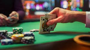 Antarmuka aplikasi akar 69 menampilkan meja blackjack dengan dealer langsung dan tombol betting